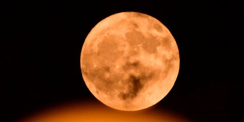  Εικόνα από την κατακόκκινη πανσέληνο