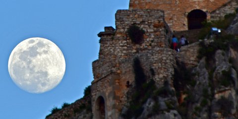 Το φεγγάρι ανατέλλει πάνω από το Ναύπλιο μία ημέρα πριν την τρίτη υπερπανσέληνο του έτους-Φωτογραφία: ΑΠΕ-ΜΠΕ/ΜΠΟΥΓΙΩΤΗΣ ΕΥΑΓΓΕΛΟΣ