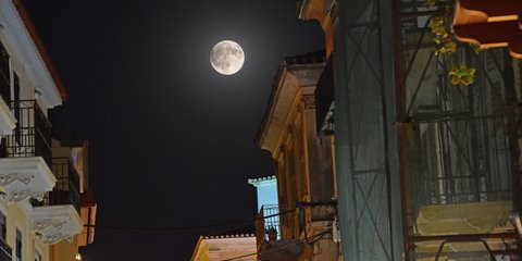 Tο φεγγάρι ολόγιομο πάνω από την πόλη του Ναυπλίου – Φωτογραφία: ΑΠΕ-ΜΠΕ/ΜΠΟΥΓΙΩΤΗΣ ΕΥΑΓΓΕΛΟΣ