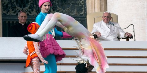 Ακροβατικά στο Βατικανό...