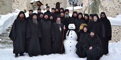 Οι «γλυκούληδες» μοναχοί και ο παπα-χιονάνθρωπος