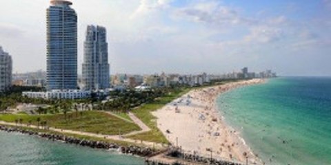 OI τοπ-10 παραλίες στον κόσμο για μπάνιο υπό τη σκιά... πολυκατοικιών!