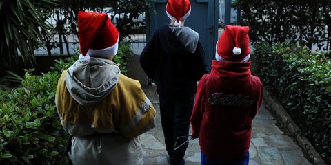 Μικροί Αϊ-Βασίληδες βγήκαν για τα κάλαντα! 