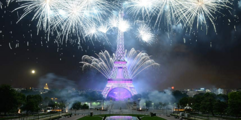 Γιορτάζοντας την Ημέρα της Βαστίλης: Εντυπωσιακά πυροτεχνήματα πλαισιώνουν τον Πύργο του Αιφελ