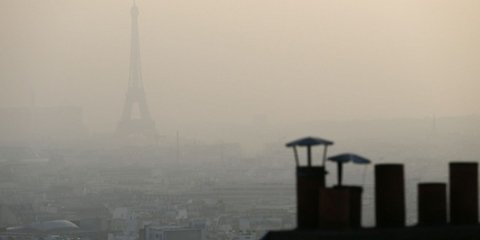 Η Γαλλία αναπνέει με δυσκολία -Το νέφος έπνιξε το Παρίσι και ο Πύργος του Αϊφελ εξαφανίστηκε. Τον κώδωνα του κινδύνου κρούουν οι επιστήμονες για την ατμοσφαιρική ρύπανση που σταδιακά πνίγει το Παρίσι. Οι φωτογραφίες που δημοσίευσε το Nouvel Observateur εί