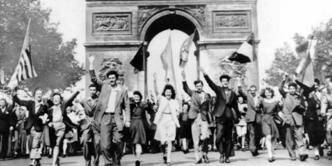 Σαν σήμερα πριν από 73 χρόνια, 9 Μαΐου 1945: Χιλιάδες Παριζιάνοι γιορτάζουν το τέλος του Β' Παγκοσμίου Πολέμου -Φωτογραφία: AP