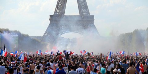 Στο «πόδι» το Παρίσι 20 χρόνια μετά