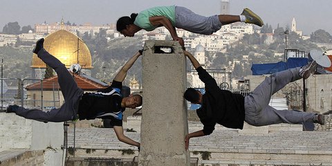 Παρκούρ στις χρωματιστές γειτονιές του Σάο Πάολο. 