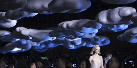 13 Φεβρουαρίου. Πάντα μπροστά από όλους ο Marc Jacobs. Στην πασαρέλα όπου παρουσίασε τα νέα του ρούχα, κατά την Fashion Week στη Νέα Υόρκη, τοποθέτησε σύννεφα πάνω από το κεφάλι των μοντέλων και των καθημένων.