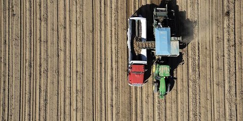 Mαζεύοντας πατάτες στην Πενσυλβάνια -Ενα τρακτέρ και ένα φορτηγό επί το έργον της συγκομιδής από ψηλά.... 