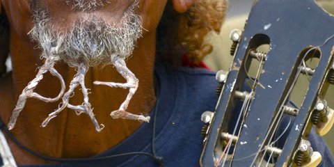 Η ειρηνική γενειάδα του διαδηλωτή 