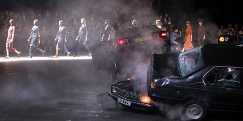 Οι επιδείξεις αλλάζουν. Κατά τη διάρκεια της εβδομάδας μόδας στο Παρίσι, οι θεατές του σόου του οίκου Givenchy έμειναν με το στόμα ανοιχτό μπαίνοντας στο χώρο. Στην πασαρέλα ήταν στοιβαγμένα έξι κατεστραμμένα αυτοκίνητα, από τα οποία έβγαιναν καπνοί. Τα μ