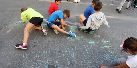 Τα παιδιά λένε πάντα την αλήθεια: «Η πόλη είναι πιο ωραία χωρίς αυτοκίνητο» -Πεζόδρομος η Αγ. Σοφίας στη Θεσσαλονίκη για μία ημέρα-Φωτογραφία: ΜΟΤΙΟΝΤΕΑΜ/ΤΡΥΨΑΝΗ ΦΑΝΗ