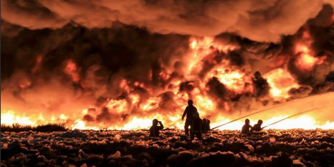 Ακόμα και τα πιο εμπνευσμένα εφέ του Χόλυγουντ φαντάζουν ερασιτεχνικά μπροστά στην ασύλληπτη δύναμη της φύσης. Βρετανοί πυροσβέστες εν μέσω σκηνικού απόλυτης καταστροφής προσπαθούν να σώσουν μια έκταση με υλικά προς ανακύκλωση. 