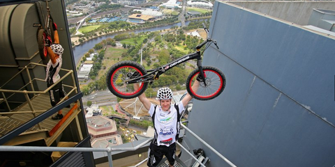 Ενας θεότρελος ποδηλάτης: ο Πολωνός Κρίστιαν Χέρμπα ανέβηκε στον πανύψηλο Eureka Tower της Μελβούρνης, έβγαλε αυτή την αναμνηστική φωτογραφία και μετά κατέβηκε με το ποδήλατό του 2.919 σκαλιά χωρίς καμία άλλη βοήθεια. Χρειάστηκε βέβαια μία ώρα και σαράντα