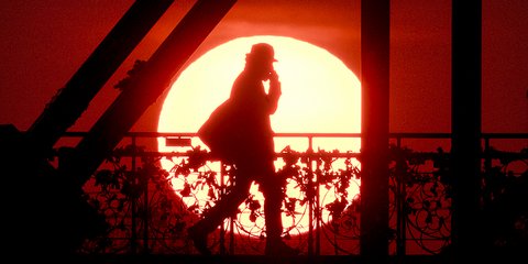  Μια εκπληκτική ανατολή ηλίου στην Σιδερένια Πεζογέφυρα της Φρανκφούρτης -Φωτογραφία: AP Photo/Michael Probst