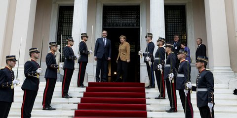 Το άγημα της Σχολής Ευελπίδων εντυπωσιάζει την Ανγκελα Μέρκελ στο Μέγαρο Μαξίμου