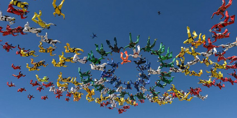 Ενας πολύχρωμος συγκινητικός φόρος τιμής