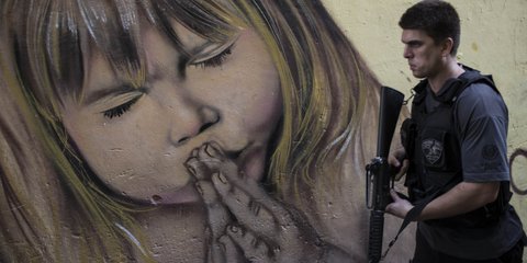 Η συχνά ωμή επιβολή της τάξης από την αστυνομία της Βραζιλίας έρχεται σε πλήρη αντιδιαστολή με τα όνειρα ενός λαού – στο πρόσωπο του μικρού κοριτσιού - για ένα καλύτερο αύριο, με ανθρώπινες συνθήκες διαβίωσης και ποιότητα εκπαίδευσης αντί για ξεχασμένα πρ