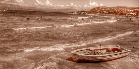 Το αυγουστιάτικο κύμα «σκάει» σε παραλία της Κέρκυρας - Φωτογραφία: (EUROKINISSI/ΓΙΩΡΓΟΣ ΚΟΝΤΑΡΙΝΗΣ)