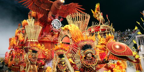 Πολύχρωμα σωσίβια μέσα στο νερό 