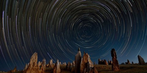 Ο φωτογράφος Micheal Goh σε ένα ταξίδι του προς το Εθνικό Πάρκο Nambung της Δυτικής Αυστραλίας χρησιμοποίησε έναν ειδικό φακό στη φωτογραφική του μηχανή και απαθανάτισε τα αστέρια. Το αποτέλεσμα είναι εκπληκτικό.