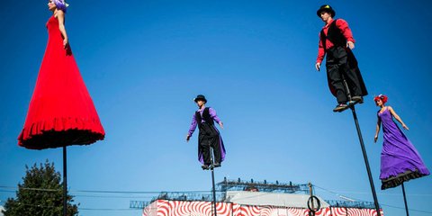 Μέλη ενός θιάσου, που δίνει παραστάσεις στον δρόμο, συμμετέχουν στο 22ο φεστιβάλ Sziget, το οποίο έγινε στη βόρεια Βουδαπέστη της Ουγγαρίας. Το στιγμιότυπο απαθανάτισε ο Balazs Mohai για το Associated Press.