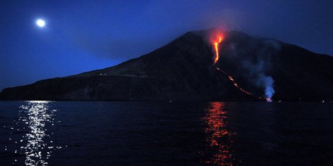 Η καυτή λάβα τρέχει από το ηφαίστειο Στρόμπολι και χύνεται στη θάλασσα. Το Στρόμπολι, το οποίο βρίσκεται στη Σικελία, είναι ένα από τα πιο ενεργά ηφαίστεια της Ευρώπης και στην κορυφή του υπάρχουν τρεις κρατήρες.