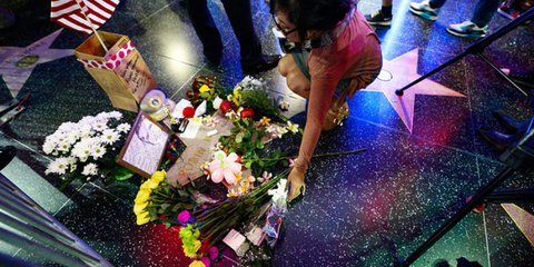 Η τραγική είδηση του θανάτου του αγαπημένου ηθοποιού Ρόμπιν Γουίλιαμς βύθισε στο πένθος -εκτός από την οικογένεια του- χιλιάδες θαυμαστές του, οι οποίοι συνέρρευσαν στη Λεωφόρο της Δόξας στο Χόλιγουντ και άφησαν λουλούδια στο «αστέρι» του.