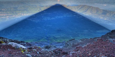 Το τριγωνικό σχήμα του βουνού Φούτζι στην Ιαπωνία απλώνει την σκιά του 15 χιλιόμετρα μακριά από τους πρόποδες. Ο φωτογράφος Kris J Boorman τράβηξε τη συγκεκριμένη εικόνα από την κορυφή πριν από δύο χρόνια. Είχε προσπαθήσει να απαθανατίσει το θέαμα και άλλ