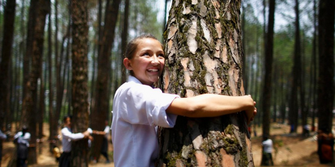 Αγκαλιά με ένα δέντρο
