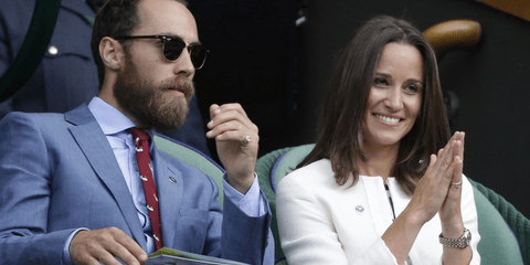 Η Πίπα Μίντλετον και ο χίπστερ αδελφός της Τζέιμς, ντυμένοι με το απόλυτο λονδρέζικο σικ, παρακολουθούν τους αγώνες τένις στο Wimbledon.