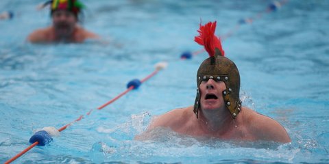 Στην πισίνα με την περικεφαλαία