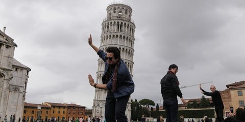 Οι δύο όψεις της έλλειψης ισορροπίας: Ο πύργος της Πίζας στέκεται, ο τουρίστας έτοιμος να πέσει -Φωτογραφία: Elpida Kafantari / SOOC