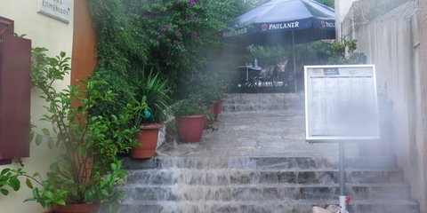 «Καταρράκτες» από τη νεροποντή στην Πλάκα – Φωτογραφία: ΑΝΤΩΝΗΣ ΝΙΚΟΛΟΠΟΥΛΟΣ/EUROKINISSI