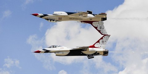 Επικίνδυνοι ελιγμοί στον αέρα -Ενα θέαμα πέρα από κάθε όρια