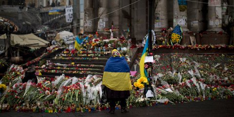 Με δάκρυα στα μάτια, οι Ουκρανοί προσεύχονται και εναποθέτουν λουλούδια στην πλατεία Ανεξαρτησίας