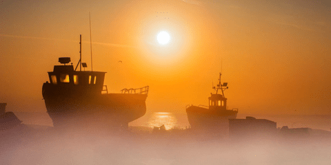 Ηλιοβασίλεμα στο Κεντ -Η έντονη ομίχλη που έχει καλύψει πολλές περιοχές της Μεγάλης Βρετανίας το τελευταίο διήμερο δημιουργεί μοναδικά σκηνικά, όπως τα παρακάτω. Δύο πλοία στο λιμάνι της βρετανικής πόλης, χαμένα στην ομίχλη, την ώρα που δύει ο ήλιος. 