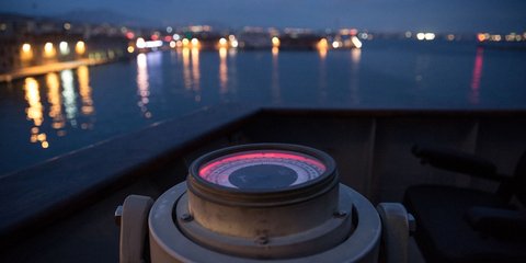 «Κάτω από φώτα κόκκινα, κοιμάται η Σαλονίκη» -Φωτογραφία: Konstantinos Tsakalidis / SOOC