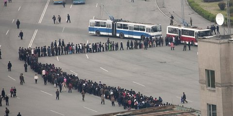 Φωτογράφος αποτυπώνει την σκληρή πραγματικότητα στη Βόρεια Κορέα μέσα από ένα «απαγορευμένο» φωτογραφικό άλμπουμ
