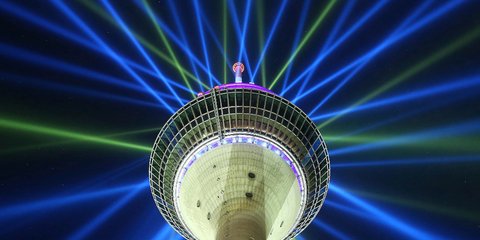 Ο πύργος του Ντίσελντορφ φωτισμένος κατάλληλα για τον Ποδηλατικό Γύρο της Γαλλίας