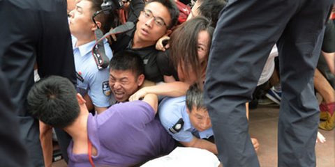 Παροξυσμός στην Κίνα για τον Ντέιβιντ Μπέκαμ. Επτά άνθρωποι τραυματίστηκαν όταν στην προσπάθειά τους να δουν από κοντά τον ποδοσφαιριστή, ο οποίος βρίσκεται στη Σανγκάη ως πρεσβευτής του κινέζικου ποδοσφαιρικού πρωταθλήματος, ποδοπατήθηκαν.