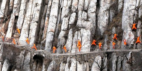 Κίνα -Πολεμικές τέχνες σε... βράχους! 