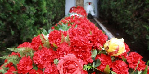 Λίγα λουλούδια και στεφάνια στο μνημείο της Πολυτεχνικής Σχολής του ΑΠΘ για την Επέτειο του Πολυτεχνείου...