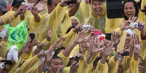 Εκατοντάδες προσκυνητές στη Μιανμάρ περιμένουν τον Πάπα