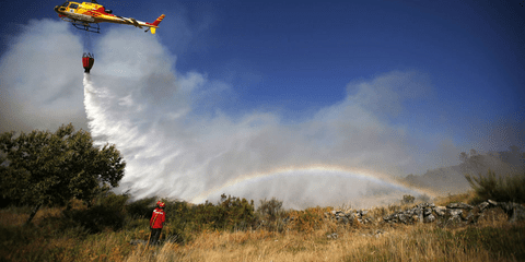 Δυστυχώς συμβαίνει παντού: Ενα ελικόπτερο της πυροσβεστικής σε κατάσβεση πυρκαγιάς στην επαρχία Τοντέλα της Πορτογαλίας όπου μαίνονται φωτιές και φέτος το καλοκαίρι.