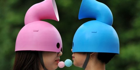 Το περίεργο αξεσουάρ που φοράνε οι δύο φοιτήτριες του Royal College of Art στο Λονδίνο λέγεται «Μάσκα της ψυχής». Το σχεδίασε η μία τους, η Τομόμι Σαγιούντα και σκοπός του είναι να βοηθήσει όσους δυσκολεύονται να μιλήσουν δημόσια. Σύμφωνα με την ίδια, αυτ