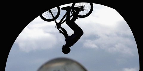 Οταν οι «ακροβάτες» του ποδηλάτου αναλαμβάνουν δράση, το «πάνω» και το «κάτω»... χάνουν το νόημά τους. Στο στιγμιότυπο, ο Γάλλος Louis Reboul στην προσπάθειά του στον τελικό του Swatch Prime Line Mountainbike, που έγινε στο Ολυμπιακό πάρκο του Μονάχου. 