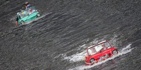 Σε άλλα ράλι τα αυτοκίνητα σηκώνουν σκόνη, εδώ το μόνο που μπορεί να συμβεί είναι να... πετάξουν νερό. Ο συγκεκριμένος αγώνας αμφίβιων οχημάτων γίνεται στη νότια Γερμανία για τέταρτη φορά και οι οδηγοί καλούνται να δείξουν τις ικανότητές τους μέσα στο ποτ
