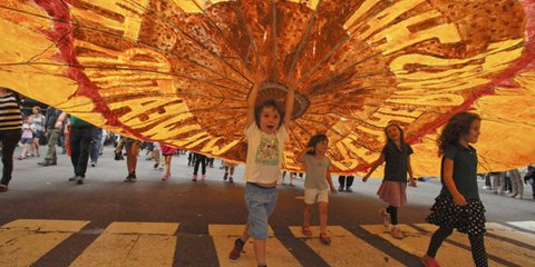 Ακόμη δεν καταλαβαίνουν τι σημαίνει κλιματική αλλαγή ή γιατί όλοι ανησυχούν για το ρυθμό που λιώνουν οι πάγοι. Κι όμως, το θέμα αφορά πιο πολύ αυτά τα παιδιά, που ήταν ανάμεσα στους περίπου 310.000 που διαδήλωσαν στη Νέα Υόρκη ζητώντας άμεσες πράξεις από 